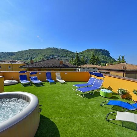 מלון La Terrazza Sul גארדה מראה חיצוני תמונה